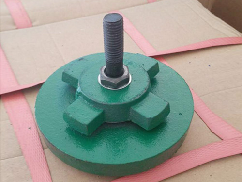 简要说明防震垫铁有什么特点？应该如何使用？